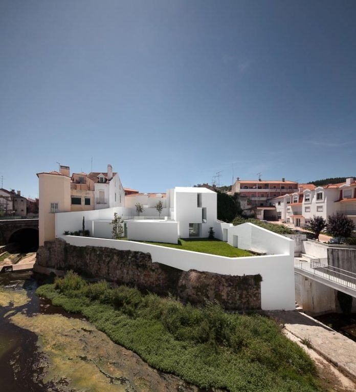 aires-mateus-design-contemporary-white-house-historical-center-alcobaca-02