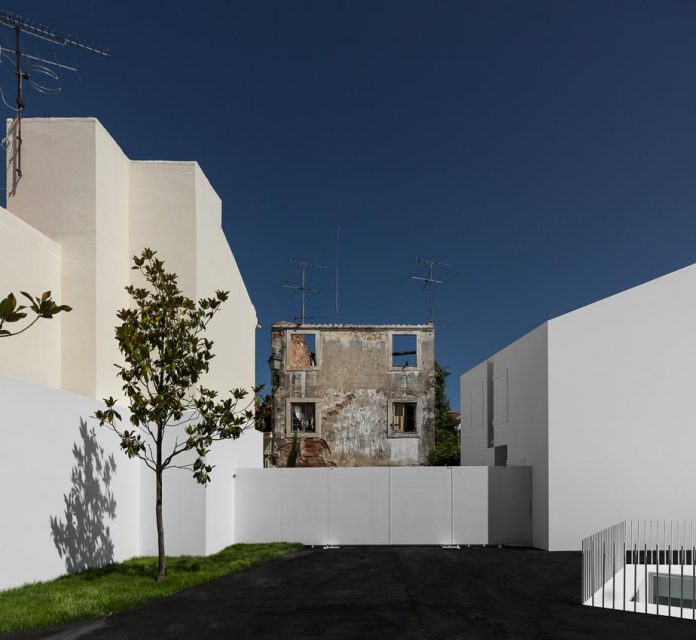aires-mateus-design-contemporary-white-house-historical-center-alcobaca-04