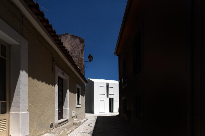 aires-mateus-design-contemporary-white-house-historical-center-alcobaca-05