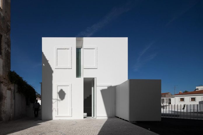 aires-mateus-design-contemporary-white-house-historical-center-alcobaca-06