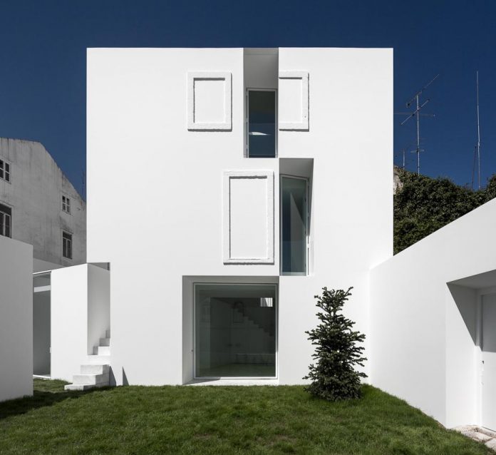 aires-mateus-design-contemporary-white-house-historical-center-alcobaca-07