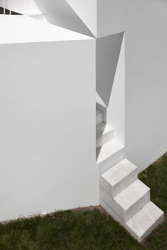 aires-mateus-design-contemporary-white-house-historical-center-alcobaca-08