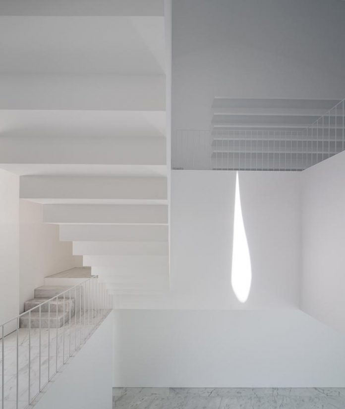 aires-mateus-design-contemporary-white-house-historical-center-alcobaca-11
