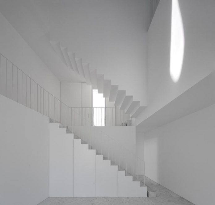 aires-mateus-design-contemporary-white-house-historical-center-alcobaca-12