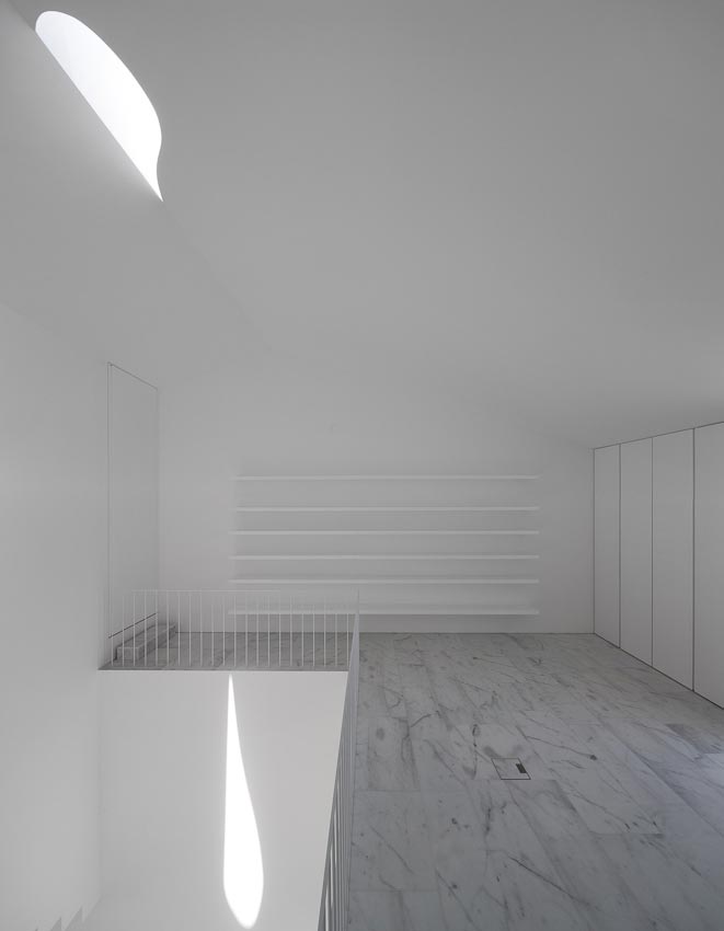 aires-mateus-design-contemporary-white-house-historical-center-alcobaca-13