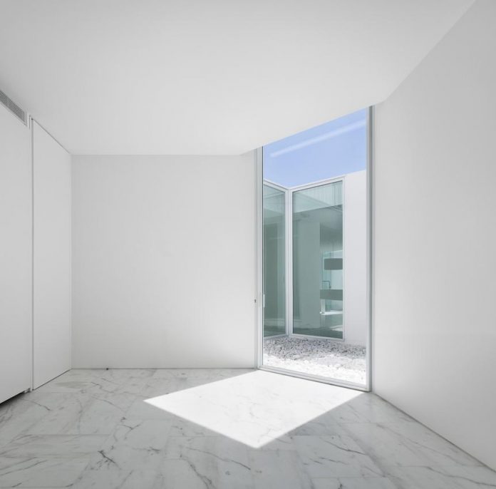 aires-mateus-design-contemporary-white-house-historical-center-alcobaca-14