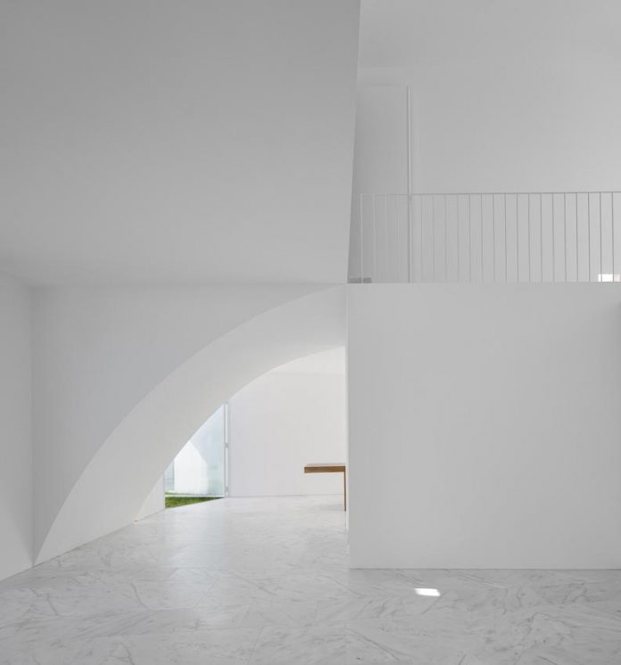 aires-mateus-design-contemporary-white-house-historical-center-alcobaca-15