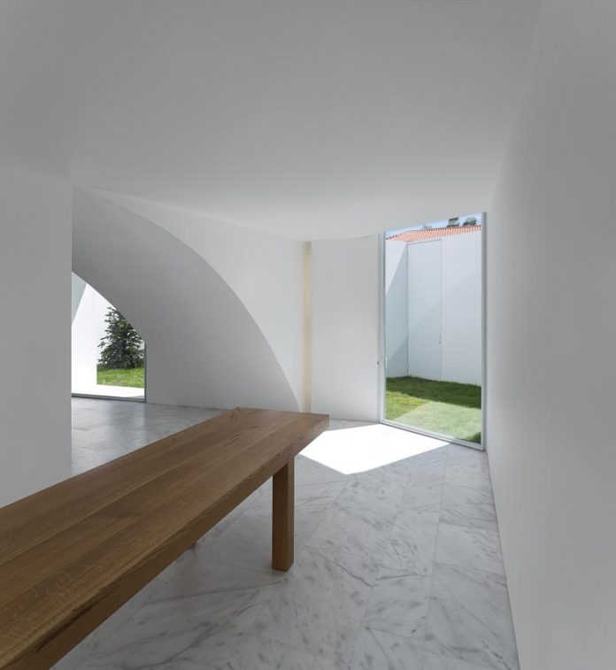 aires-mateus-design-contemporary-white-house-historical-center-alcobaca-16