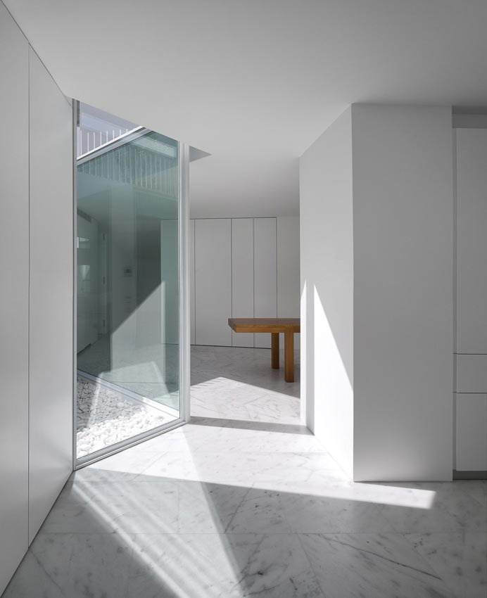 aires-mateus-design-contemporary-white-house-historical-center-alcobaca-17