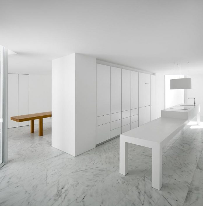 aires-mateus-design-contemporary-white-house-historical-center-alcobaca-18