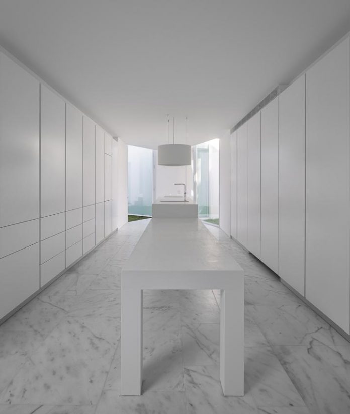 aires-mateus-design-contemporary-white-house-historical-center-alcobaca-19