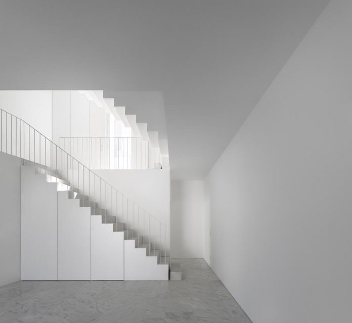 aires-mateus-design-contemporary-white-house-historical-center-alcobaca-20