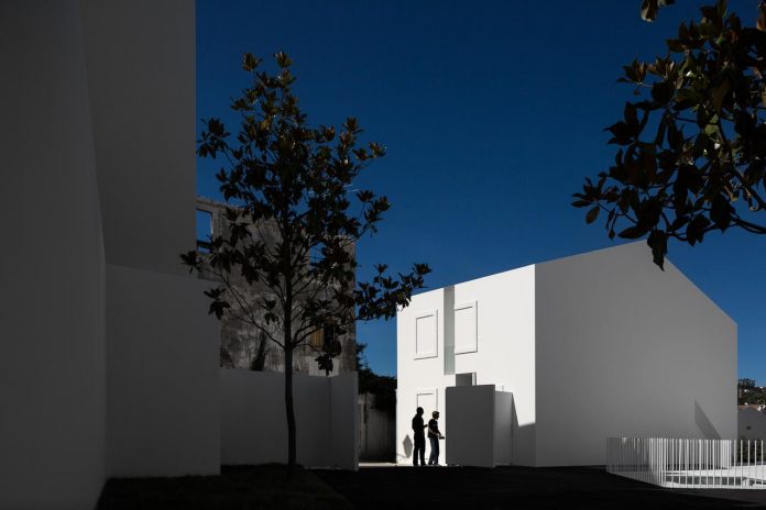 aires-mateus-design-contemporary-white-house-historical-center-alcobaca-21