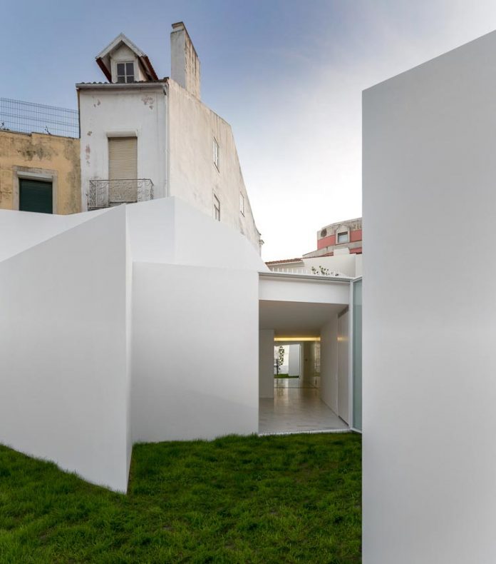 aires-mateus-design-contemporary-white-house-historical-center-alcobaca-22