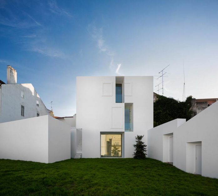 aires-mateus-design-contemporary-white-house-historical-center-alcobaca-23