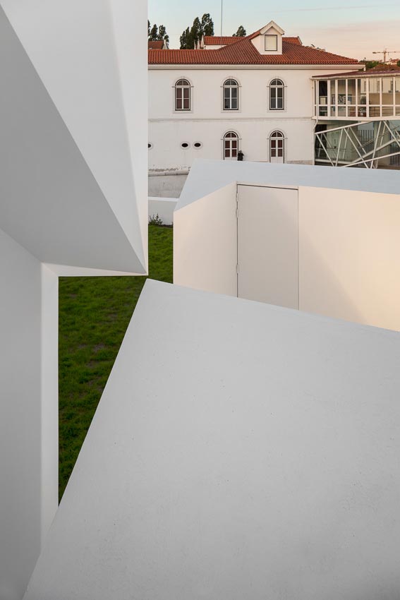 aires-mateus-design-contemporary-white-house-historical-center-alcobaca-25