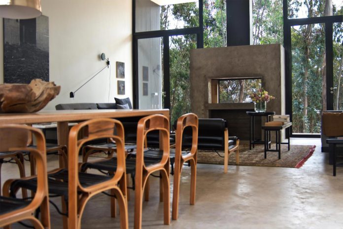 alfredo-comandari-design-aguas-claras-house-located-midst-eucalyptus-forestp-11