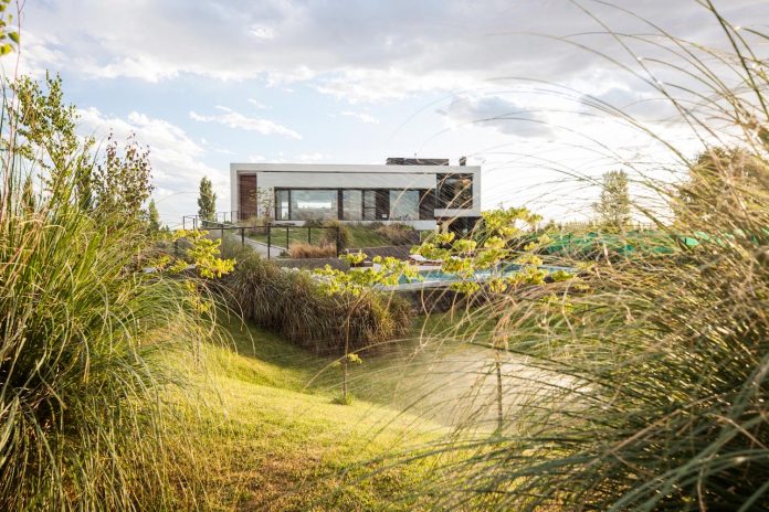 casa-rampa-surrounded-forests-incredible-views-limay-river-andres-remy-arquitectos-01