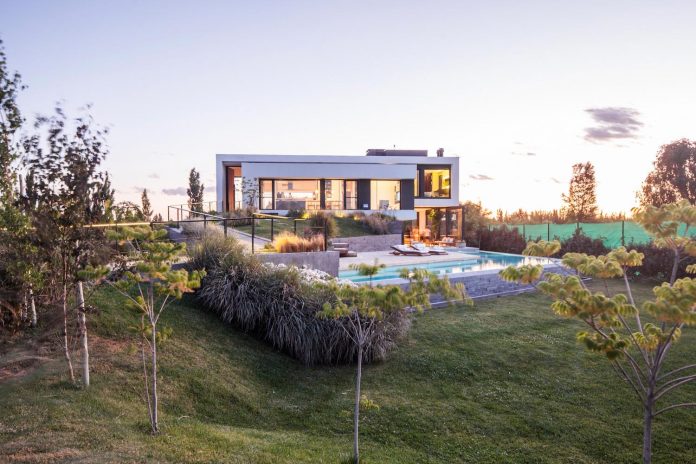 casa-rampa-surrounded-forests-incredible-views-limay-river-andres-remy-arquitectos-17
