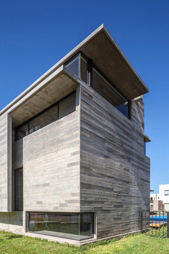 contemporary-berazategui-house-designed-besonias-almeida-arquitectos-03