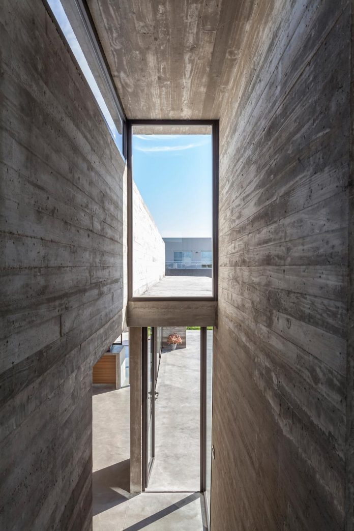 contemporary-berazategui-house-designed-besonias-almeida-arquitectos-18