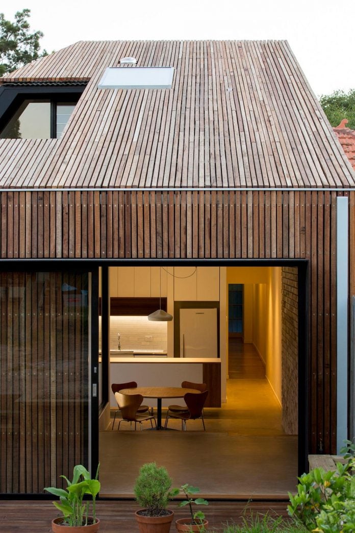 cut-away-roof-house-contemporary-timber-clad-2-storey-addition-scale-architecture-09