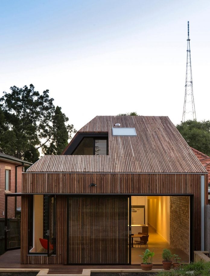 cut-away-roof-house-contemporary-timber-clad-2-storey-addition-scale-architecture-10
