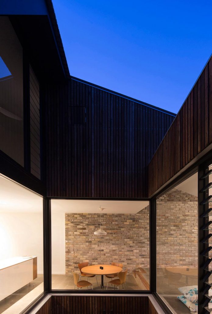 cut-away-roof-house-contemporary-timber-clad-2-storey-addition-scale-architecture-11