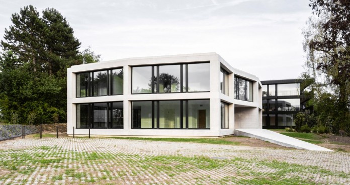 fhv-architectes-design-st-sulpice-ii-villa-made-concrete-glass-metal-01