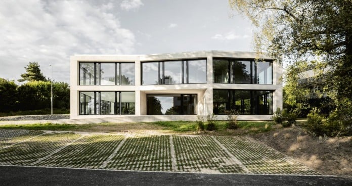 fhv-architectes-design-st-sulpice-ii-villa-made-concrete-glass-metal-02