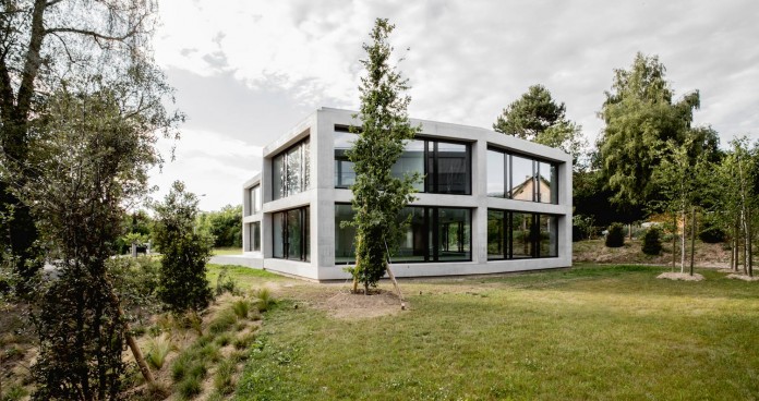 fhv-architectes-design-st-sulpice-ii-villa-made-concrete-glass-metal-03