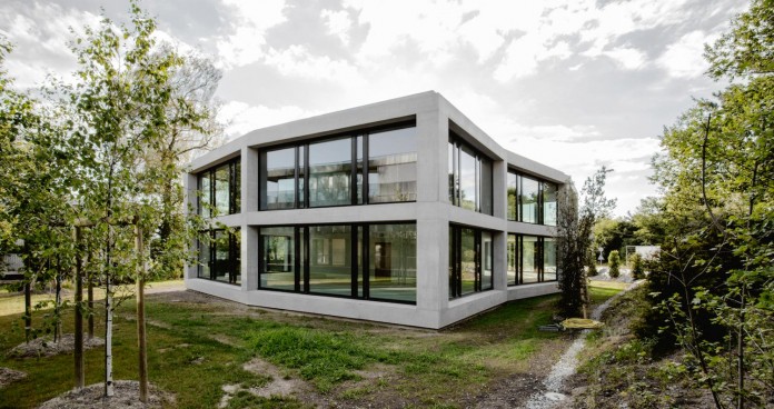 fhv-architectes-design-st-sulpice-ii-villa-made-concrete-glass-metal-04