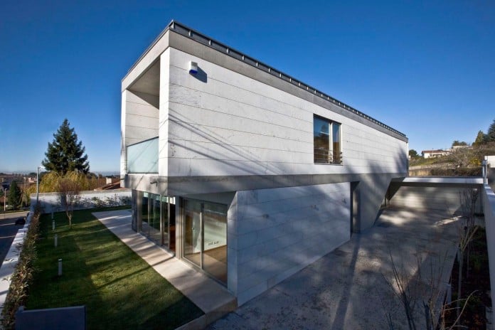 r-house-covered-white-estremoz-marble-atelier-darquitectura-j-lopes-da-costa-01