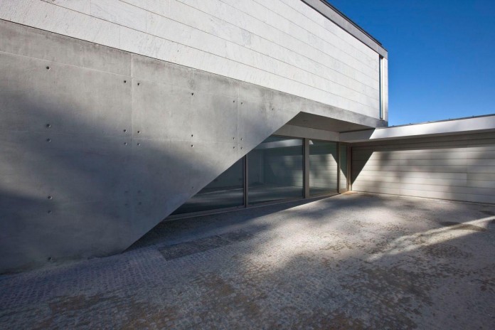 r-house-covered-white-estremoz-marble-atelier-darquitectura-j-lopes-da-costa-02