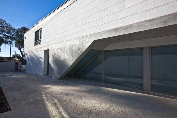 r-house-covered-white-estremoz-marble-atelier-darquitectura-j-lopes-da-costa-03