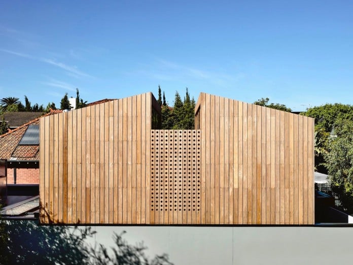 schulberg-demkiw-architects-design-beach-ave-villa-warm-contrast-established-concrete-hoop-pine-tallowwood-01