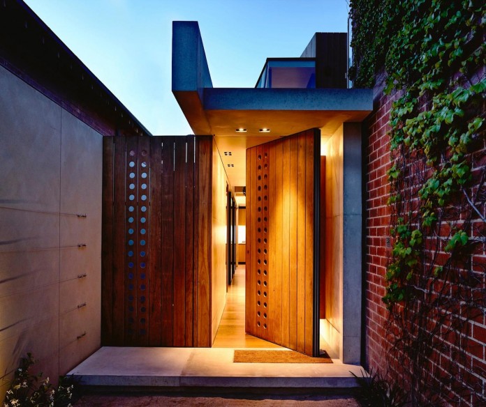 schulberg-demkiw-architects-design-beach-ave-villa-warm-contrast-established-concrete-hoop-pine-tallowwood-02