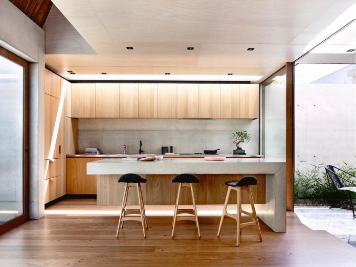 schulberg-demkiw-architects-design-beach-ave-villa-warm-contrast-established-concrete-hoop-pine-tallowwood-06