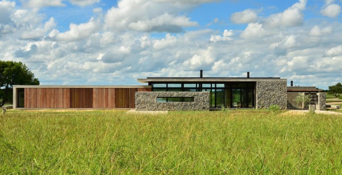 steverlyncki-glesias-molli-arquitectos-design-cl-house-oriented-towards-lake-golf-course-01