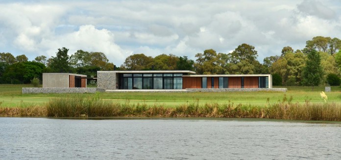 steverlyncki-glesias-molli-arquitectos-design-cl-house-oriented-towards-lake-golf-course-02