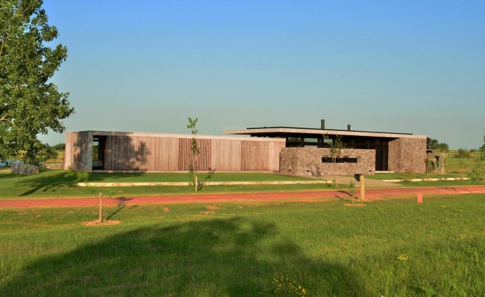 steverlyncki-glesias-molli-arquitectos-design-cl-house-oriented-towards-lake-golf-course-03