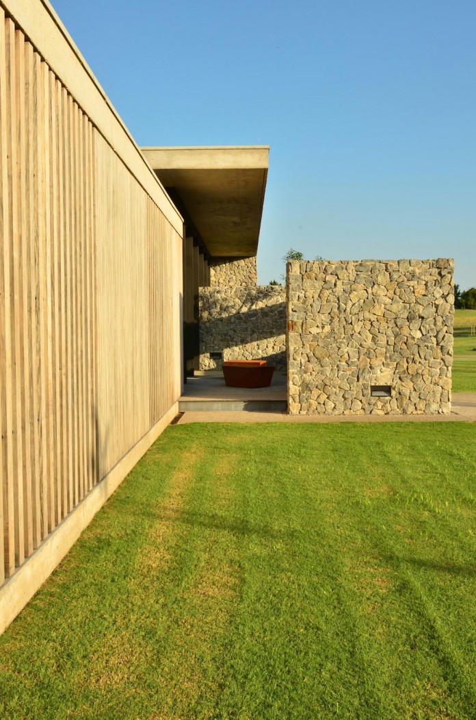 steverlyncki-glesias-molli-arquitectos-design-cl-house-oriented-towards-lake-golf-course-06