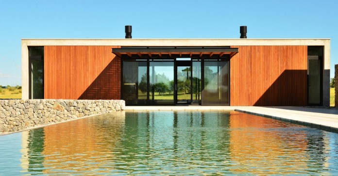 steverlyncki-glesias-molli-arquitectos-design-cl-house-oriented-towards-lake-golf-course-07