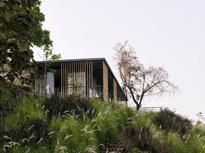 architecture-brio-design-riparian-house-surrounded-nature-near-mumbai-04