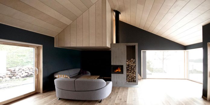 cabin-straumsnes-traditional-yet-modern-shelter-flat-gabled-roof-rever-drage-architects-04