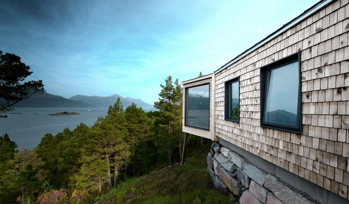 cabin-straumsnes-traditional-yet-modern-shelter-flat-gabled-roof-rever-drage-architects-10