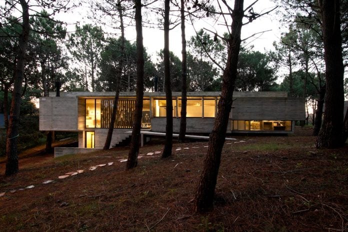 concrete-valeria-house-lush-vegetation-crossed-tall-dunes-designed-luciano-kruk-maria-victoria-besonias-02