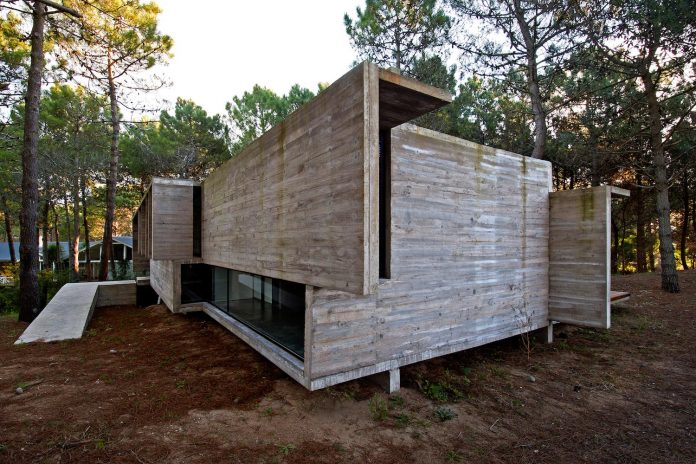 concrete-valeria-house-lush-vegetation-crossed-tall-dunes-designed-luciano-kruk-maria-victoria-besonias-09