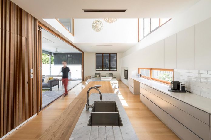 contemporary-backyard-house-teneriffe-brisbane-joe-adsett-architects-07