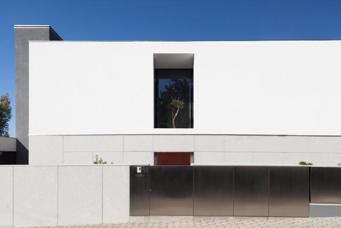 contemporary-two-story-house-s-felix-da-marinha-portugal-designed-nelson-resende-01